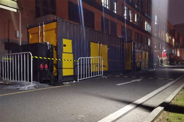 连山柴油发电机组的输出电压是如何调节的？